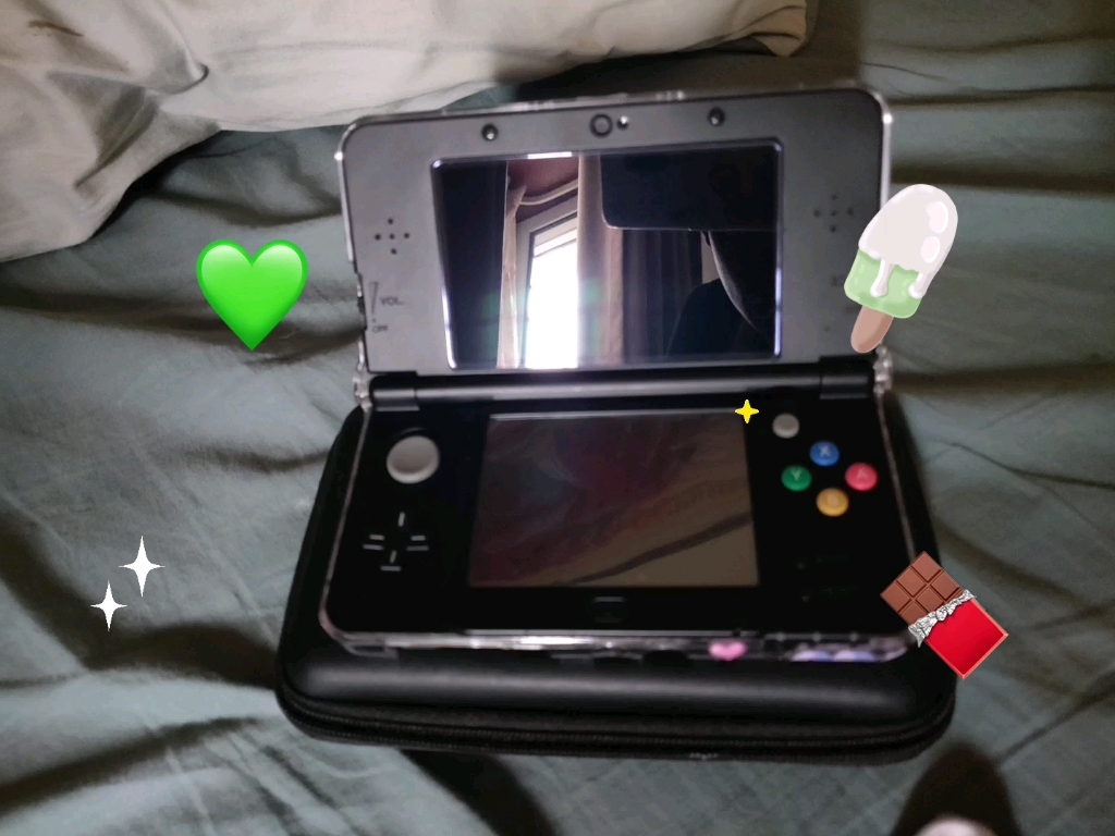 出出出new3ds～黑色新小三外观如图屏幕不黄美版朋友送的游戏很多有一