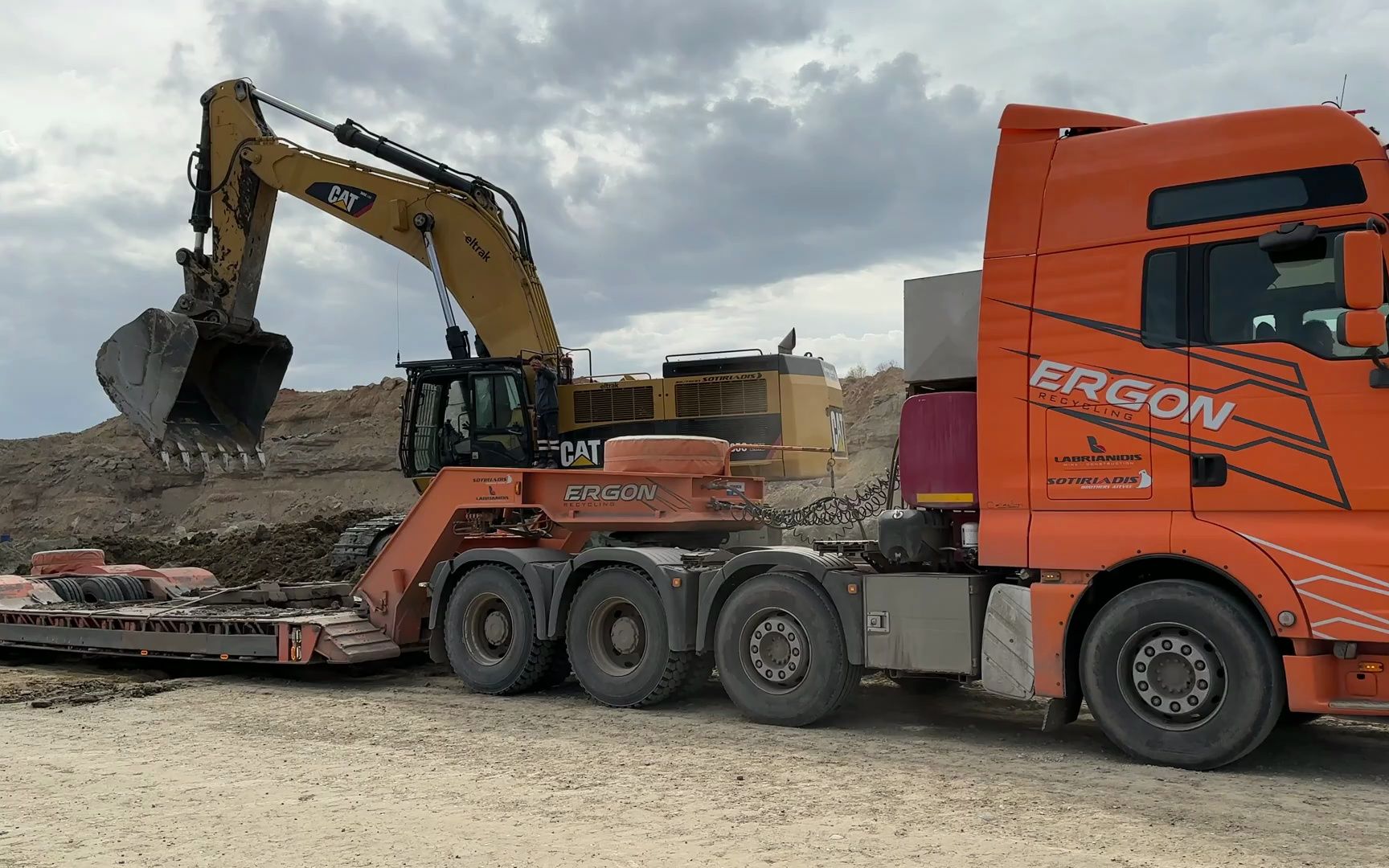 现场装载和运输卡特彼勒385c挖掘机