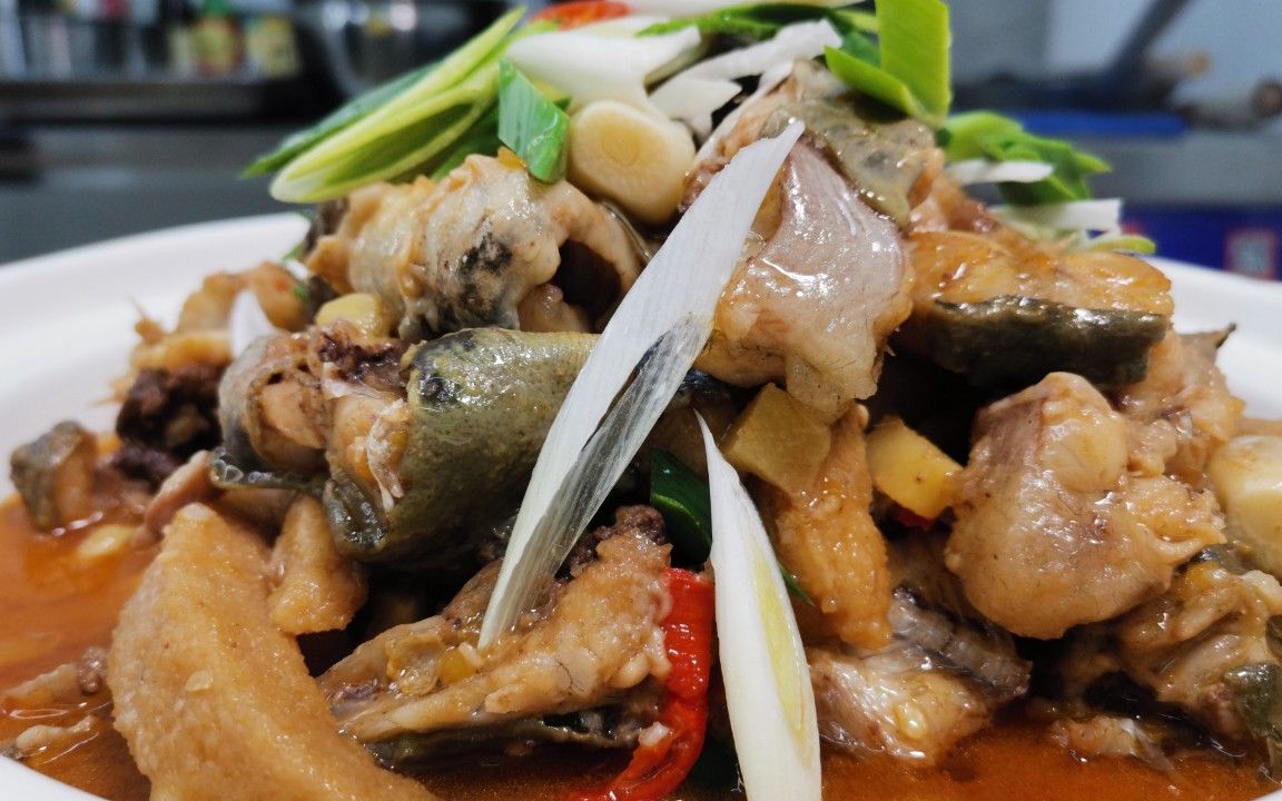 大厨分享一道楚味名菜"霉豆渣炖江鲶",鱼肉鲜香嫩滑,超级下饭_哔哩