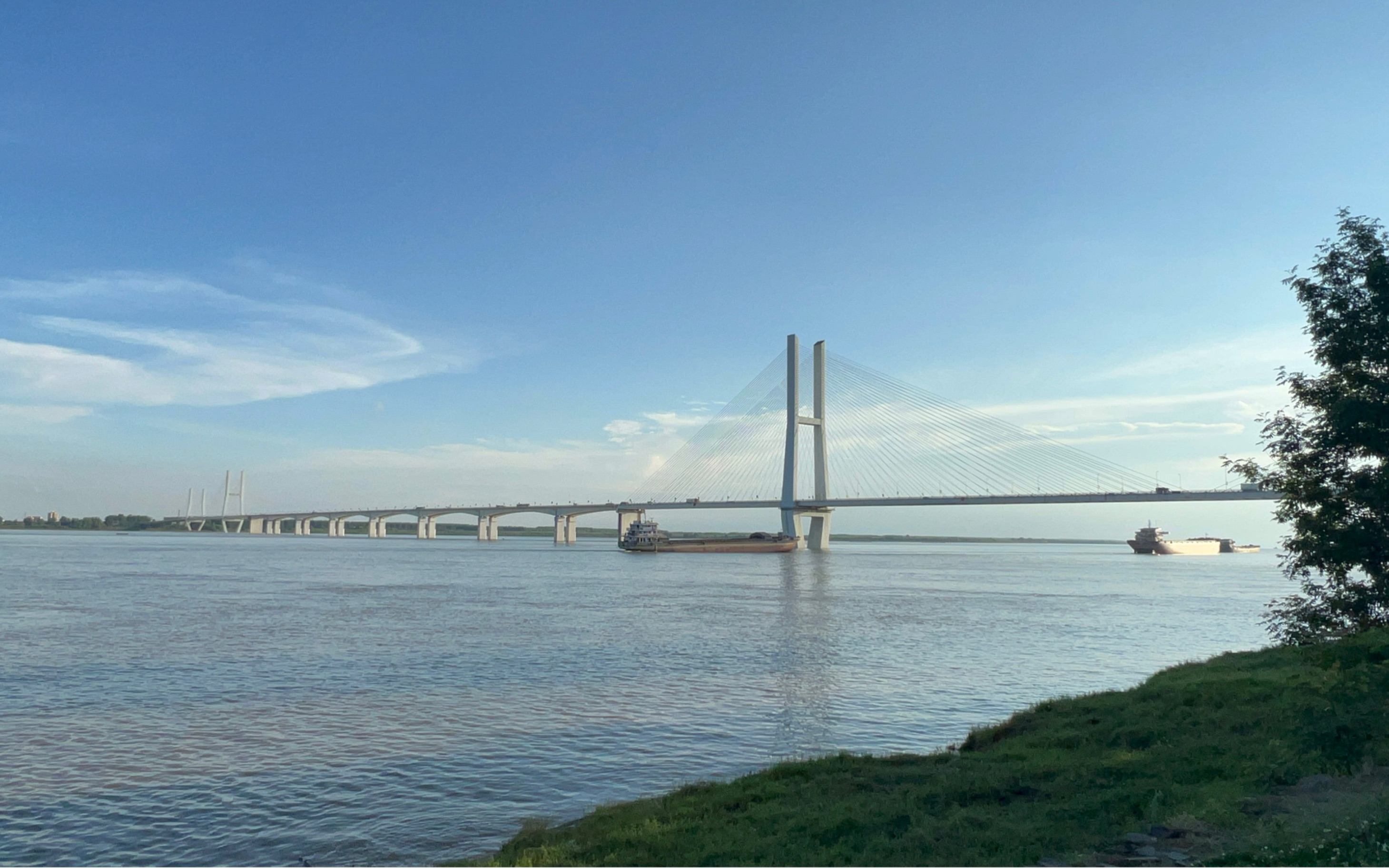 啊荆州长江大桥可真宽