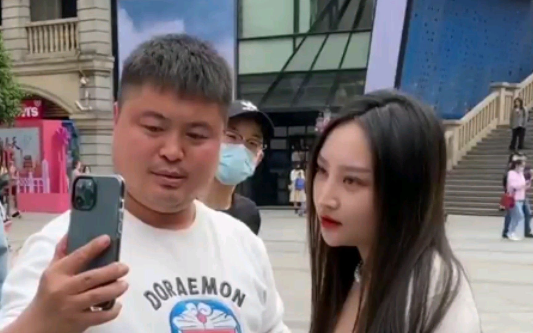 丽丽再次与"麻豆"总监会晤,商量深深大事