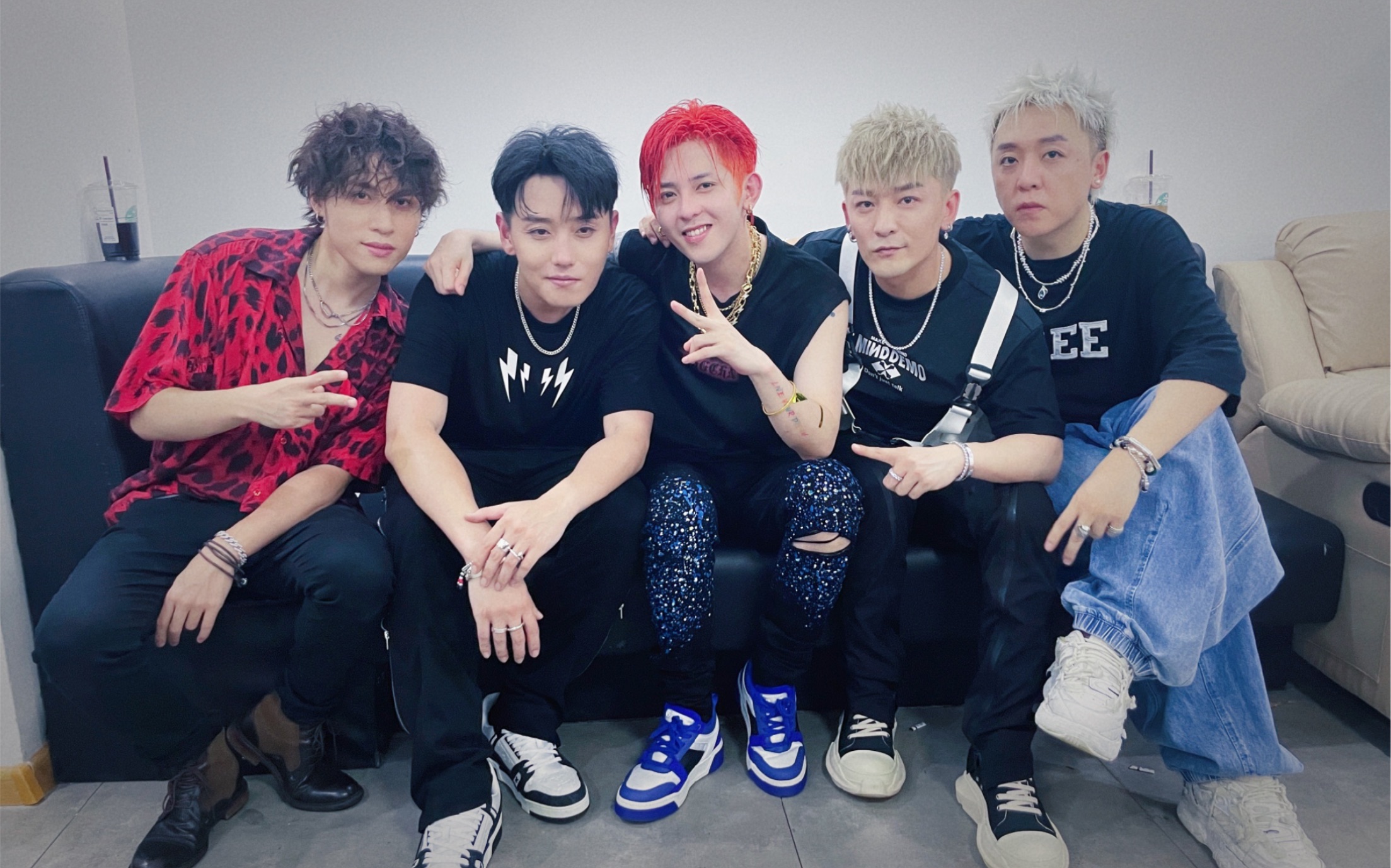 符龙飞赵泳鑫王一浩纷纷连线直播给张敬豪送生日祝福大家都好正式一本