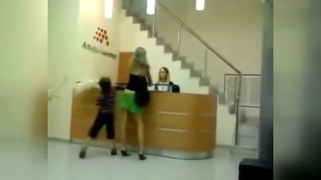年轻妈妈不陪儿子玩被当众扒下裙子