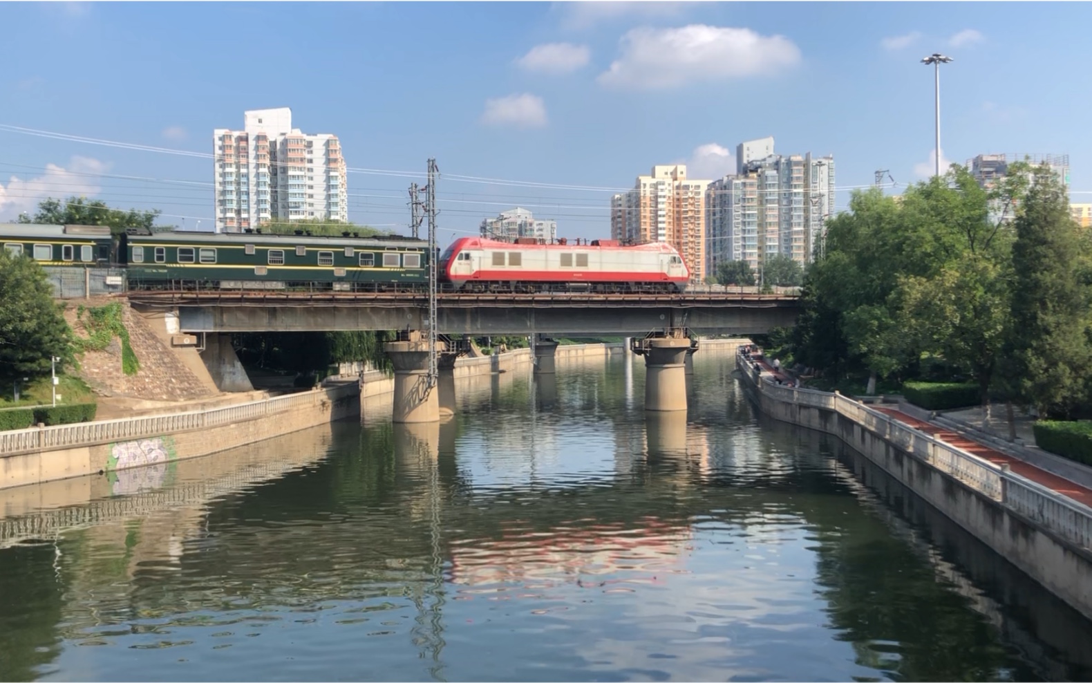 【中国铁路】沈局辽段ss9g-0077牵引t39次(北京-齐齐哈尔)通过东便门