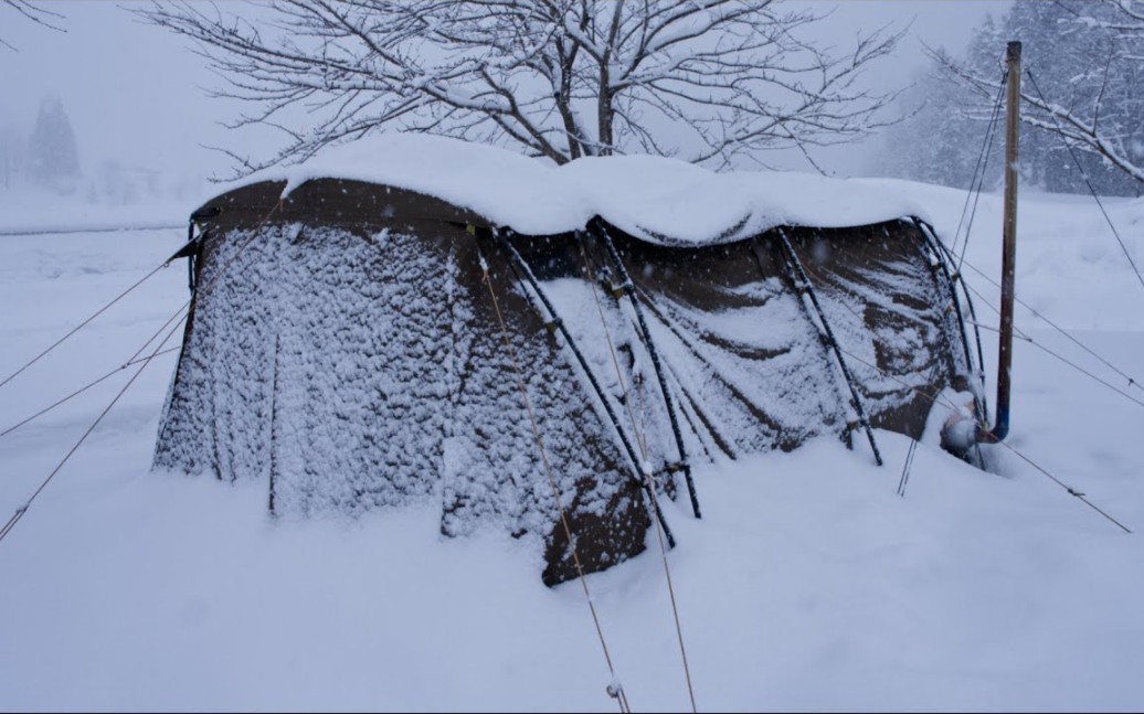 [图]暴风雪持续了两天，单人露营不说话，围着火炉吃着牛排