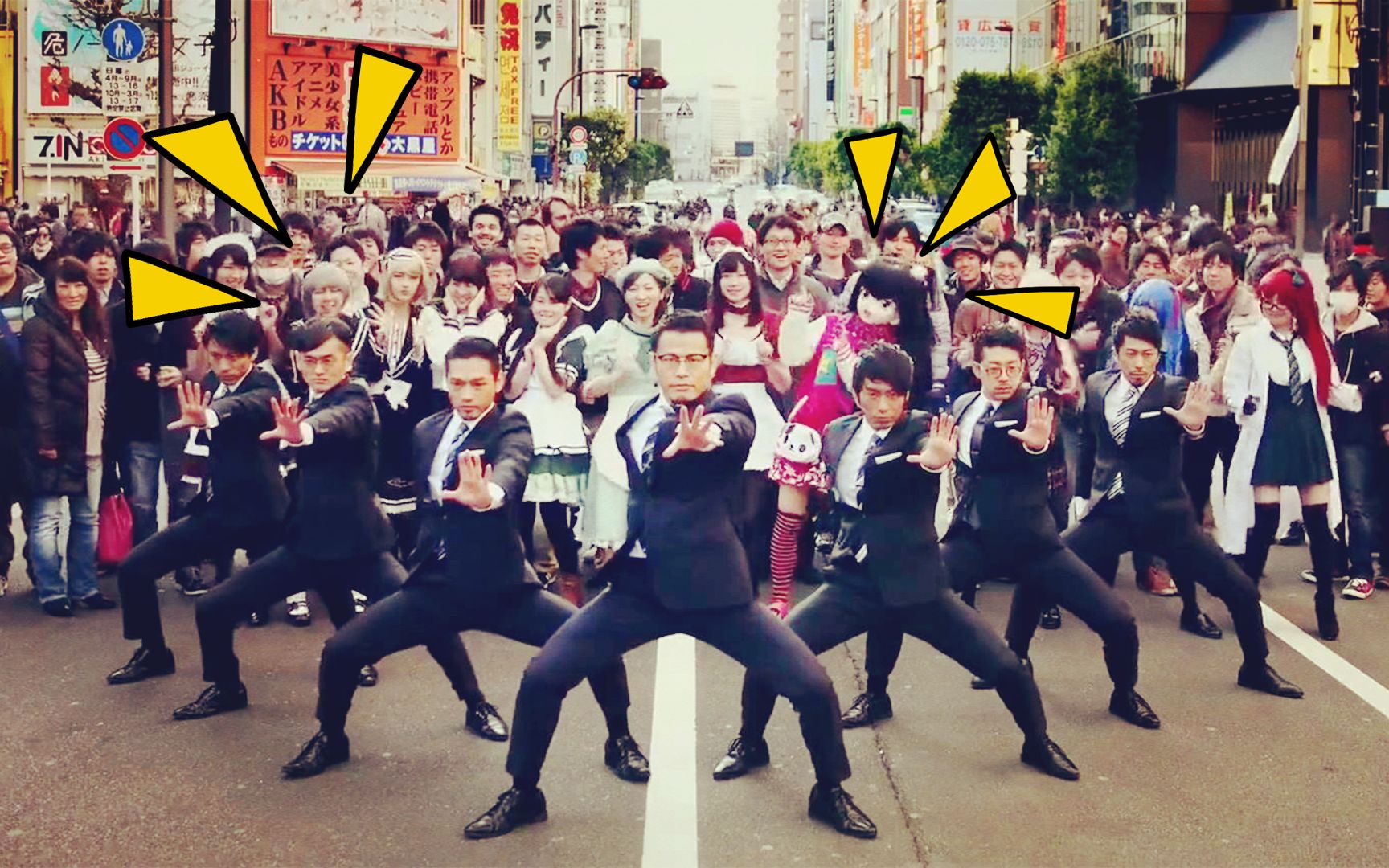 日本西装"怪蜀黍"聚焦街头,魔性机械舞太整齐了,快被同化了