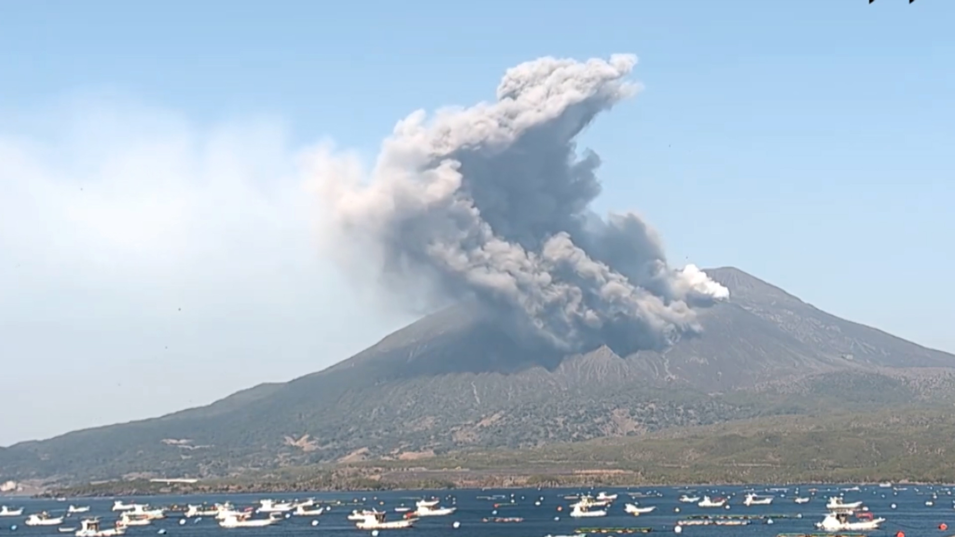 時隔五年!日本櫻島火山再次噴發火山灰噴至千米高,濃煙直衝天宇