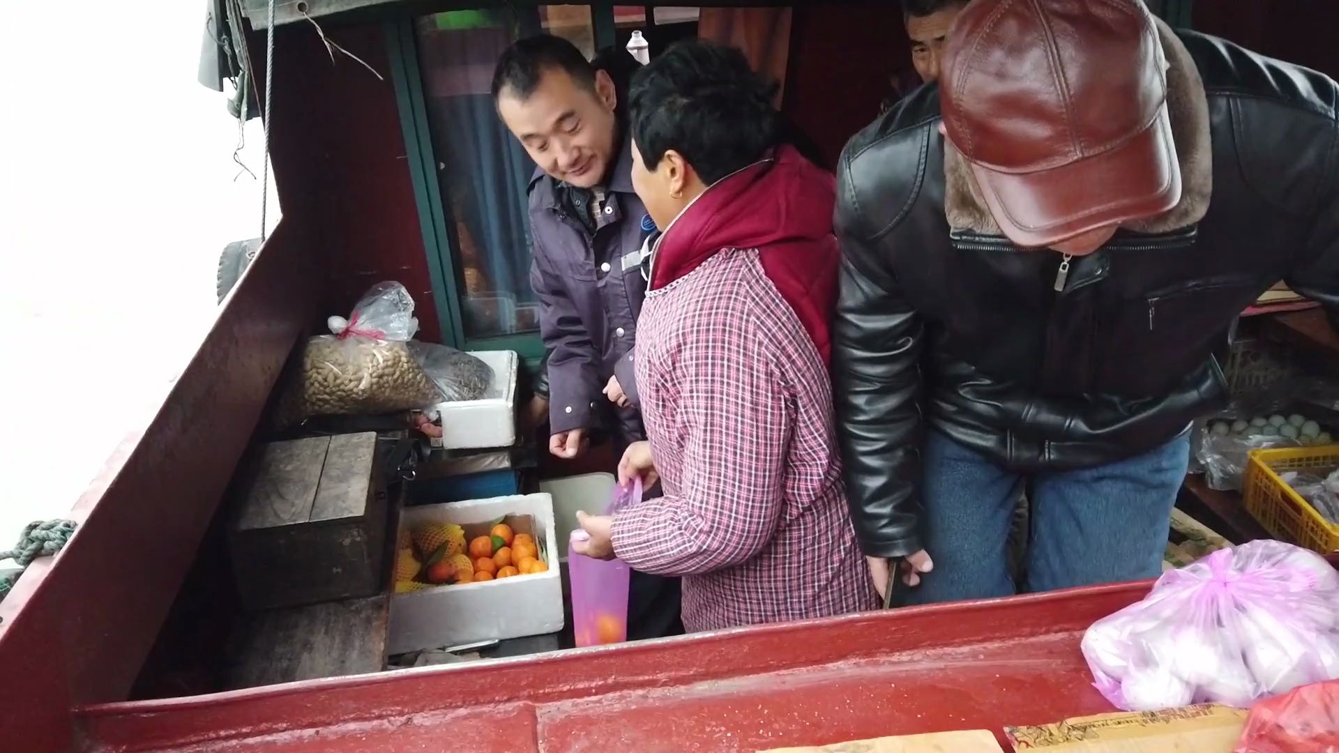 [图]船队长期航行，无法靠岸采购食物怎么办？水上超市为您排忧解难