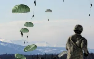 Скачать видео: 美国3辆悍马空投失败：摔成铁饼 美军士兵笑到失声