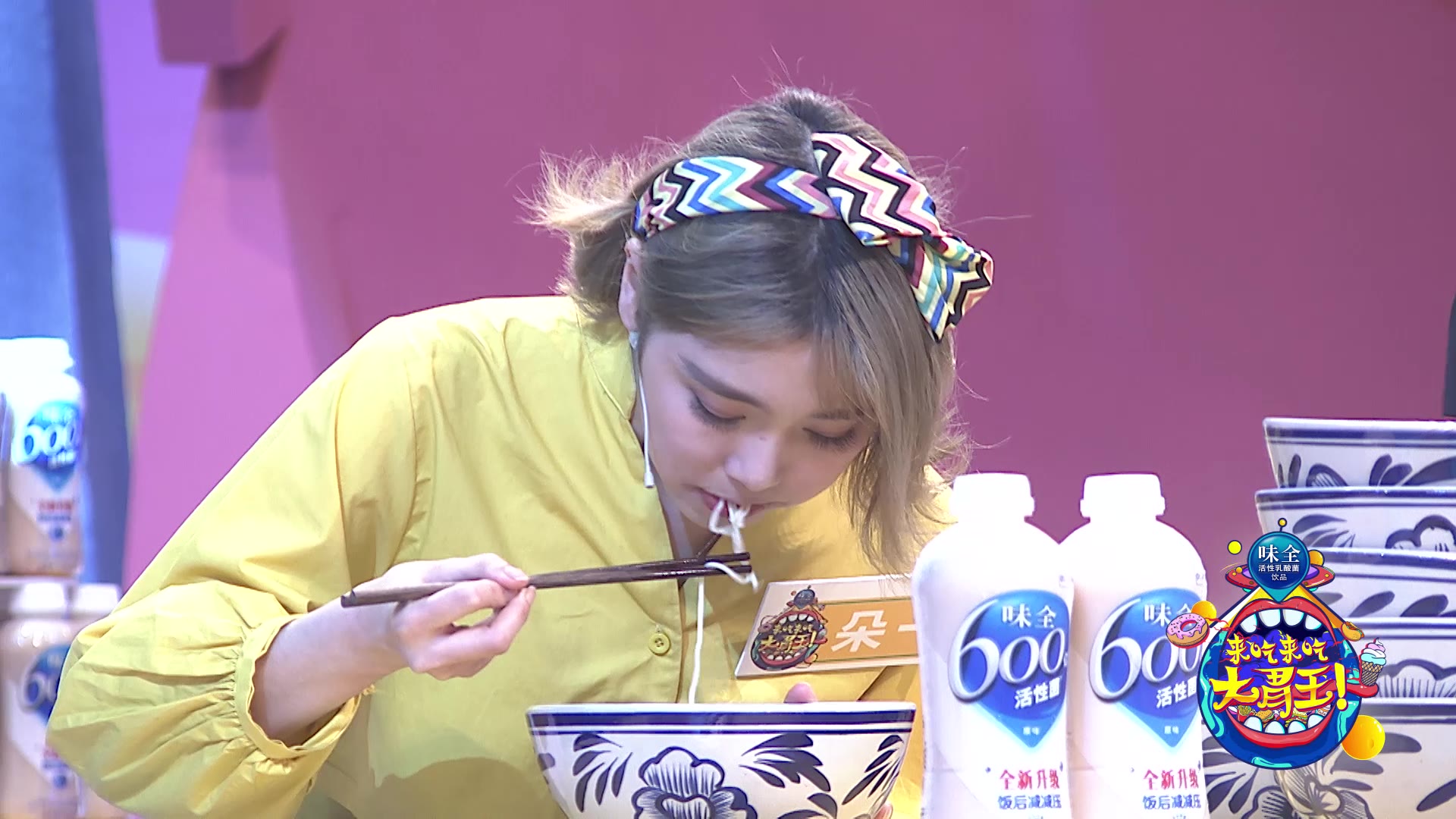 美女大胃王一次吃1222串串串香7分钟15桶泡面