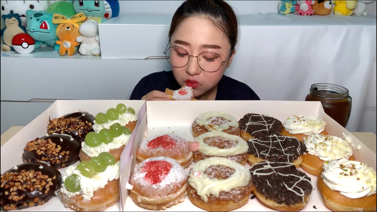 吃播剪说话面包小姐姐吃甜甜圈大餐