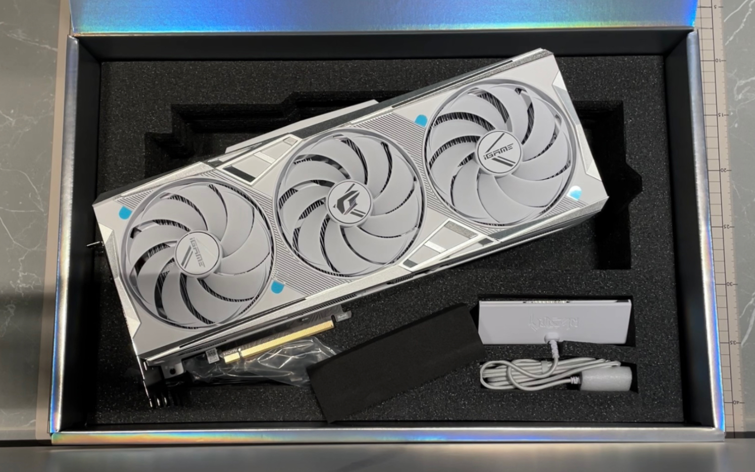 七彩虹igame geforce rtx 4090 vulcan w oc0224g 白色火神 开箱