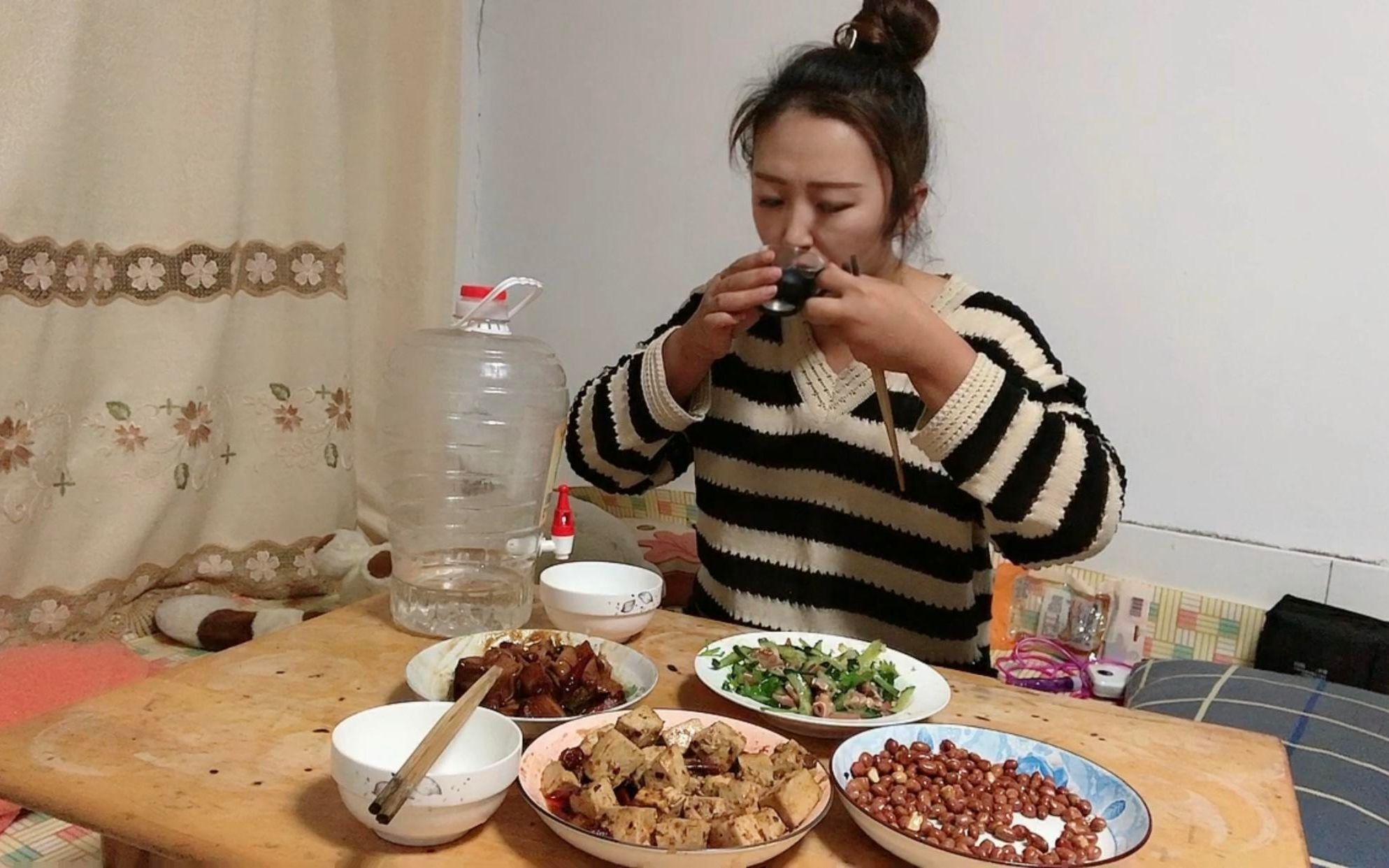 夫妻分房睡,夜晚小琼整几个小菜,坐热乎炕上独自喝酒,感觉真好