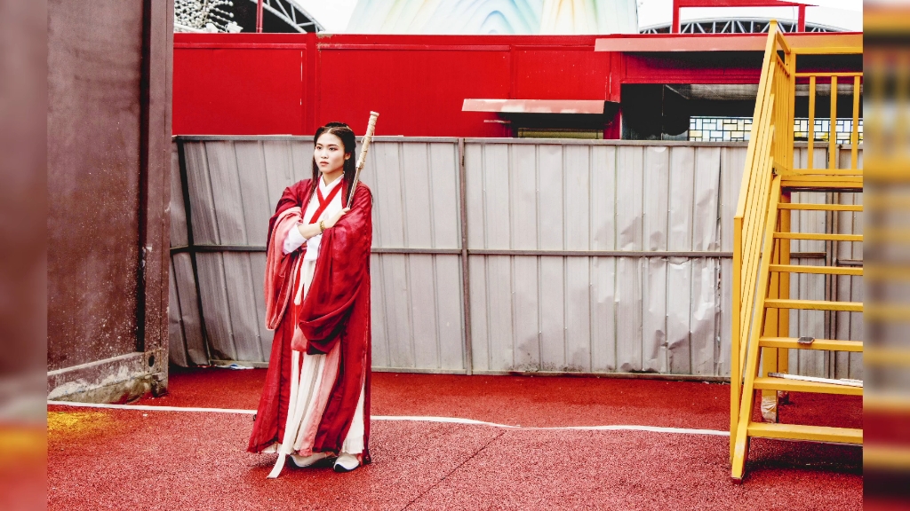 "红衣剑舞!"古风少女挥剑表演