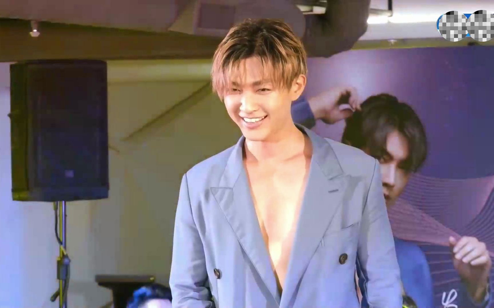 炎亚纶耍帅登台走秀肌肉解禁大露出