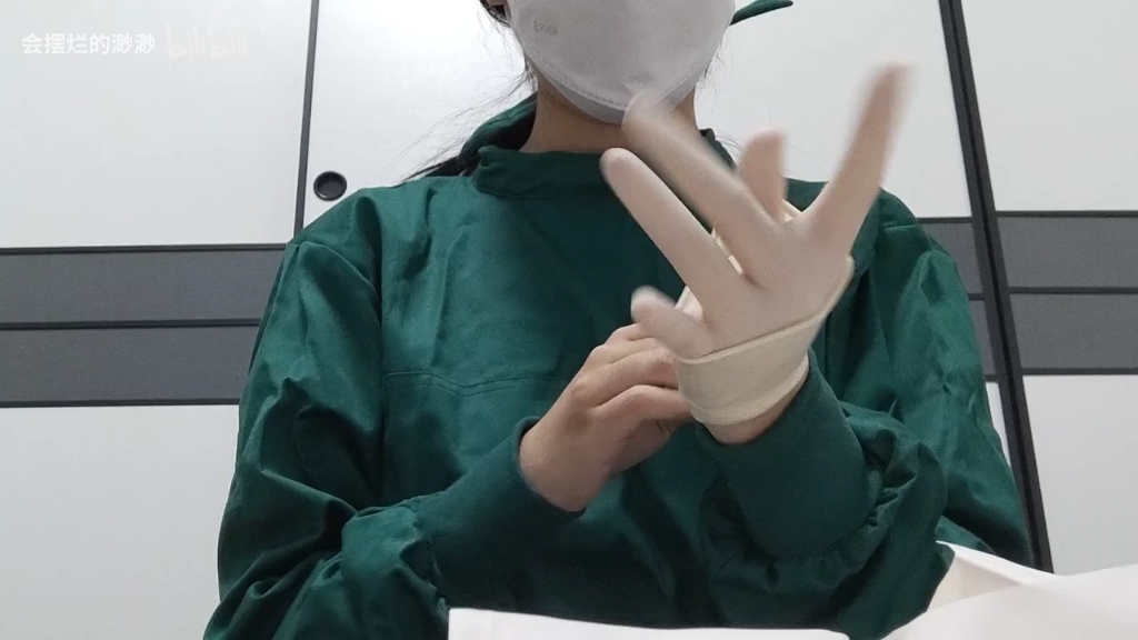 (无人声)手术衣 穿戴手套 摩擦 摘下