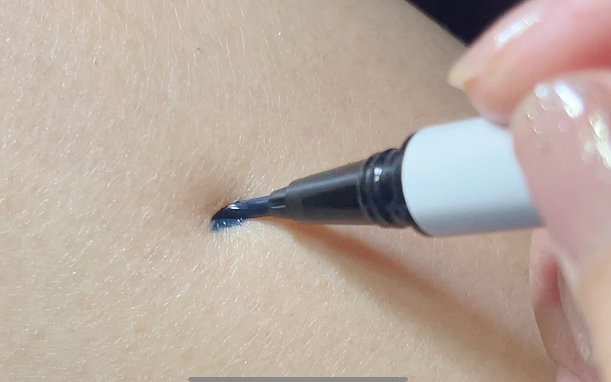 谁能想到在自己腿上写字竟如此q弹呢!_哔哩哔哩_bilibili