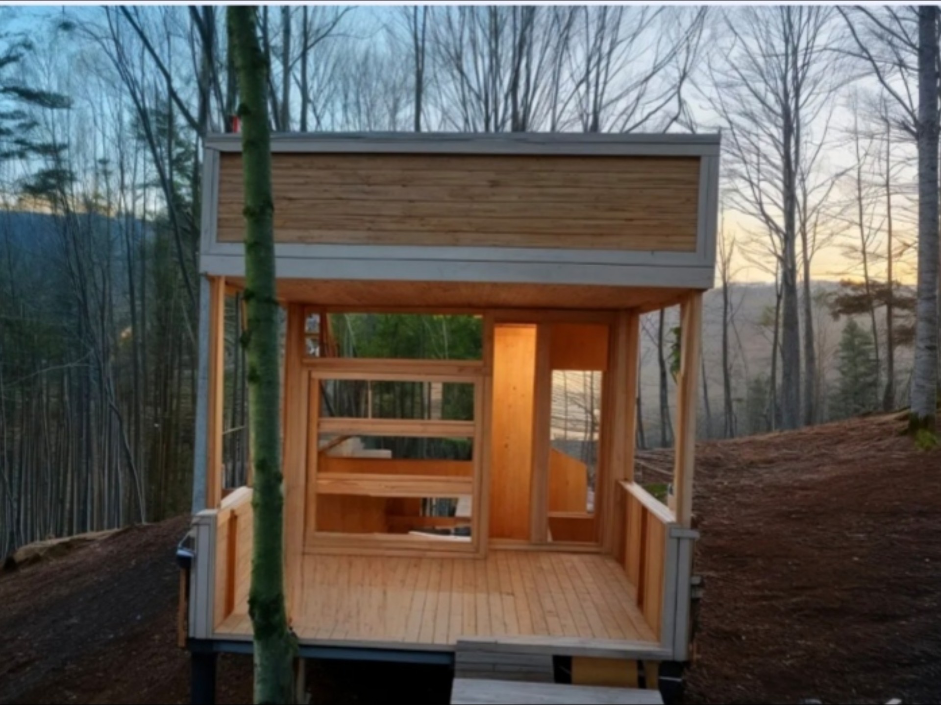 大叔凭借娴熟手艺,独自一人来到山坡打造木屋,单间极显奢华