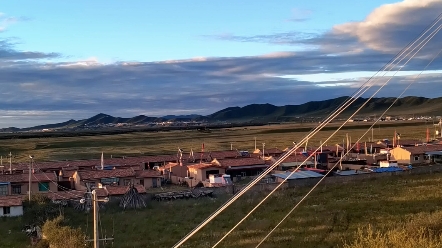 明天去看黄河九曲第一湾了.今天住在唐克镇,窗外风景也太美啦