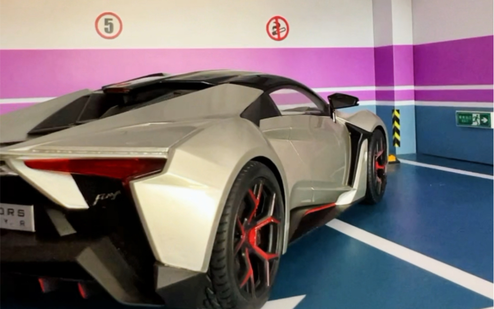 来看野兽呀!银白色莱肯!你说有多帅!