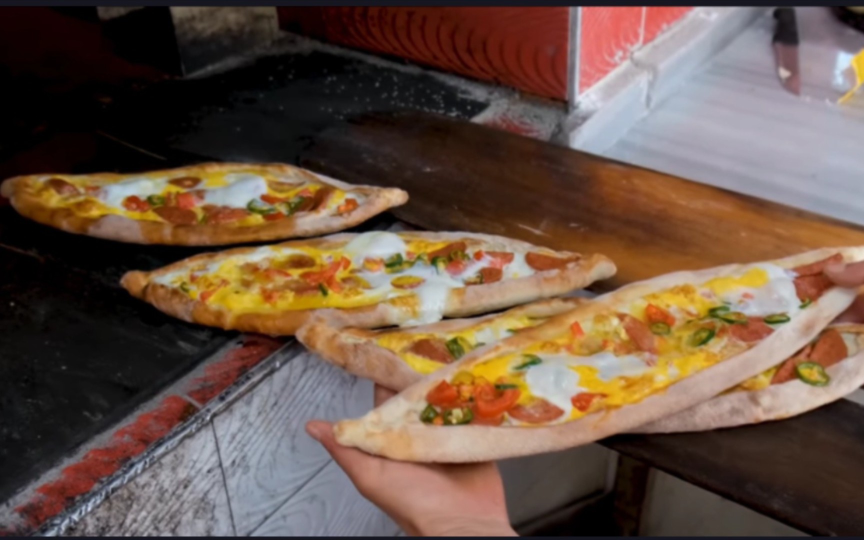 在土耳其当地制作的披萨饼不是圆的,而是这种两头尖的叶子披萨饼!用面