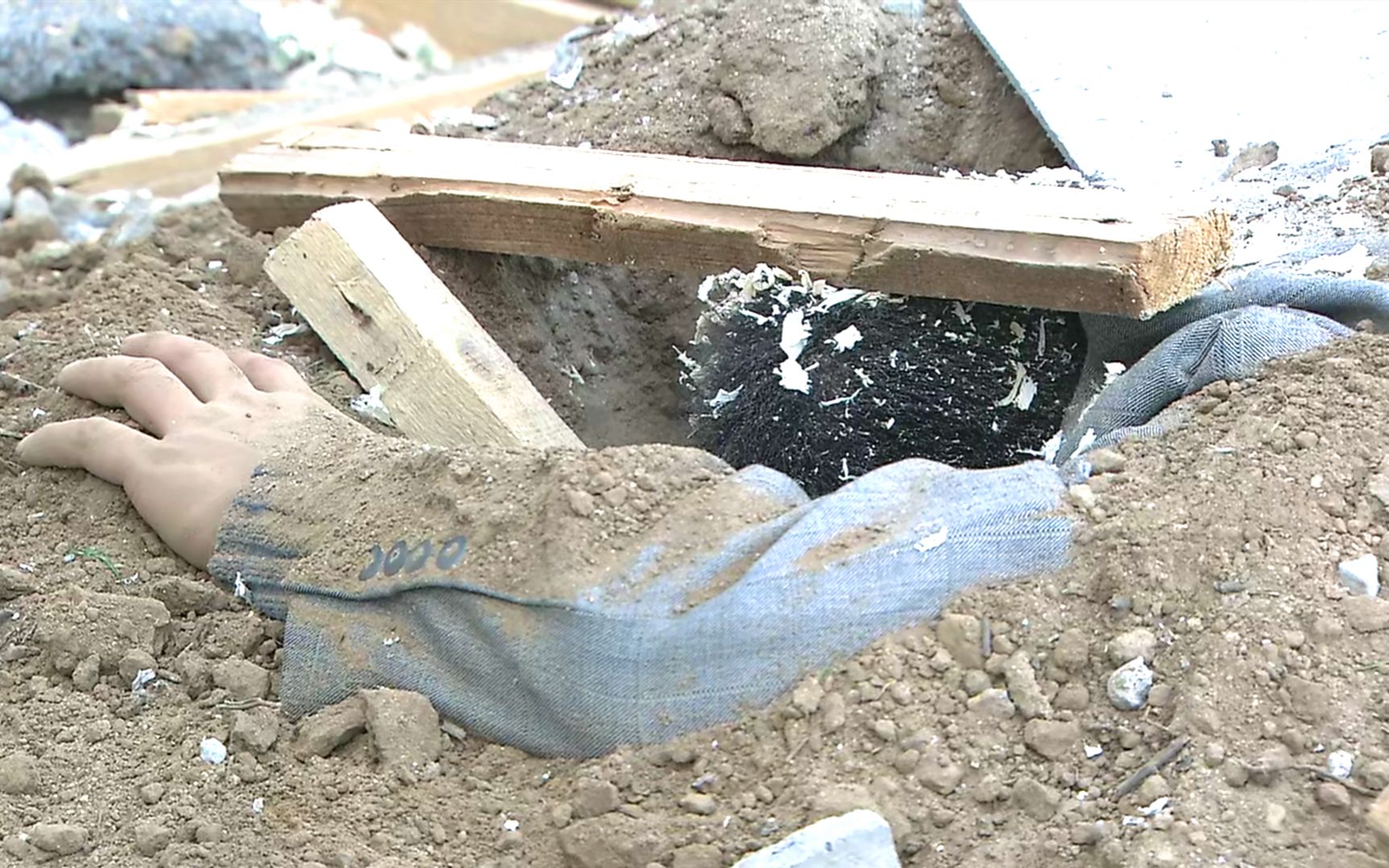 悬疑片:工地挖出一具尸体,法医看出不对劲,死亡时间七八个月