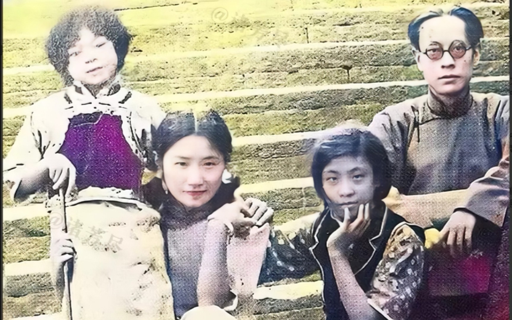 1929年,陆小曼和翁瑞午同游西湖,25岁的她梳着两个小辫娇俏可人
