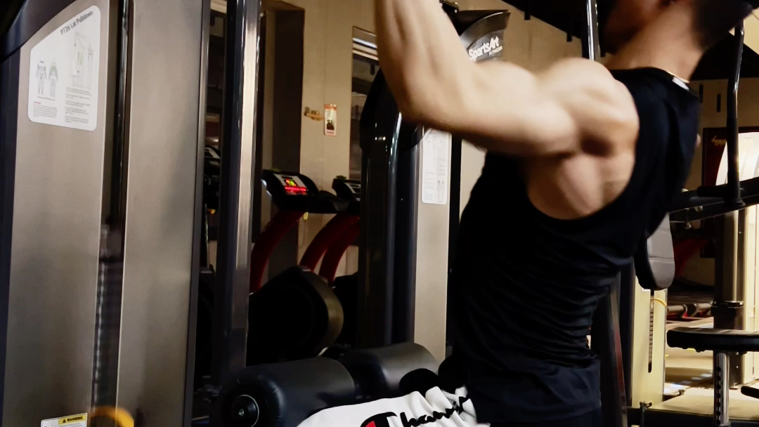 简单4个动作带你练出完美倒三角男友背