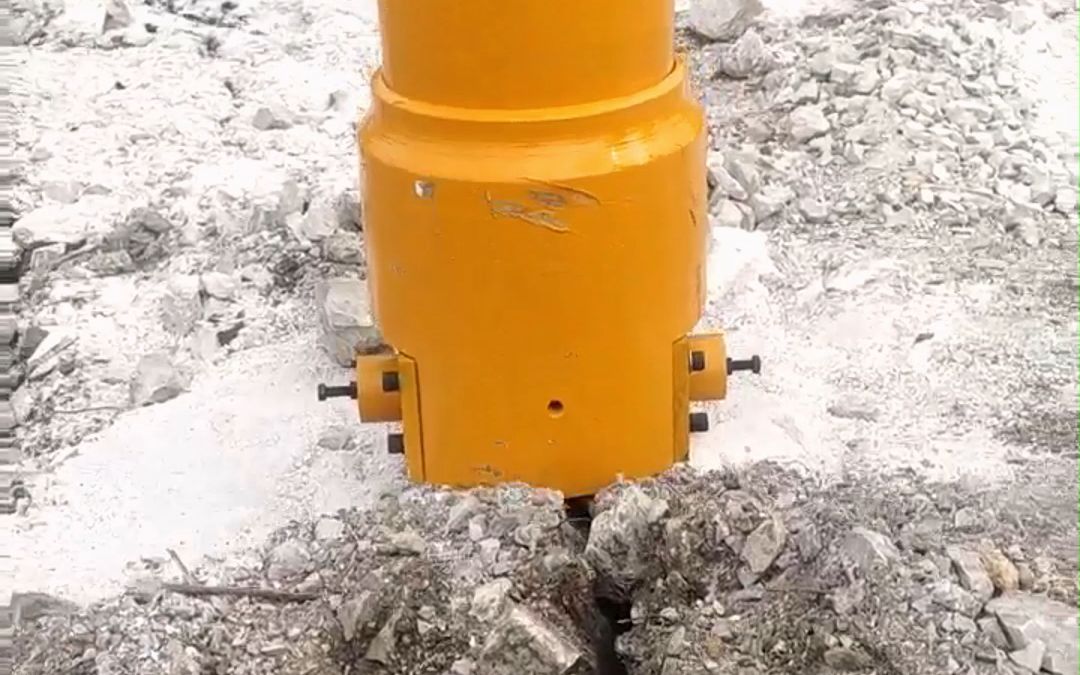 该设备机载式液压劈裂机,又称:岩石分裂机,石头越硬破石效率越高,日