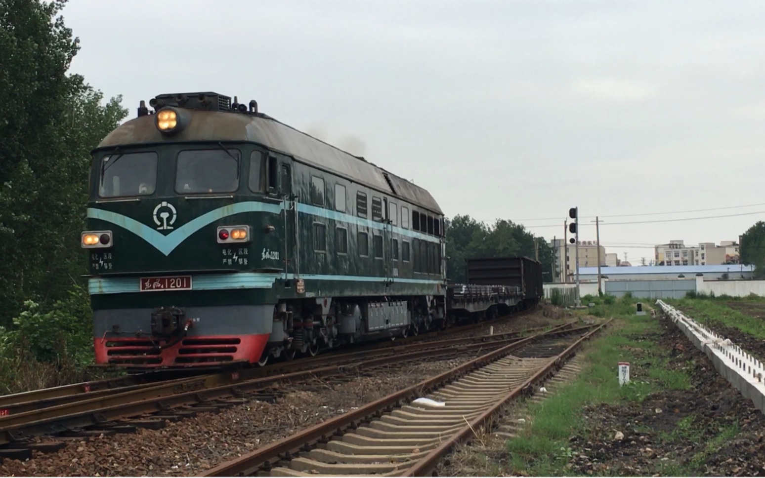 【漯舞铁路】漯阜公司df4b-1201牵引货列鸣笛通过_哔哩哔哩_bilibili