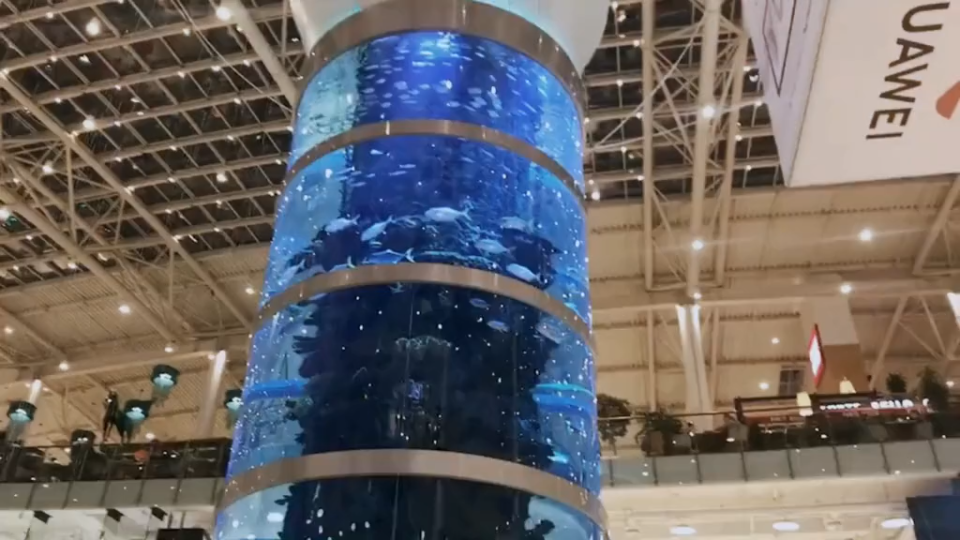 商场内圆柱亚克力鱼缸