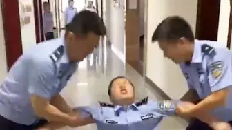 Скачать видео: 民警试戴电子脚镣，前一秒自信迈步称“没有感觉” 后一秒立马倒地