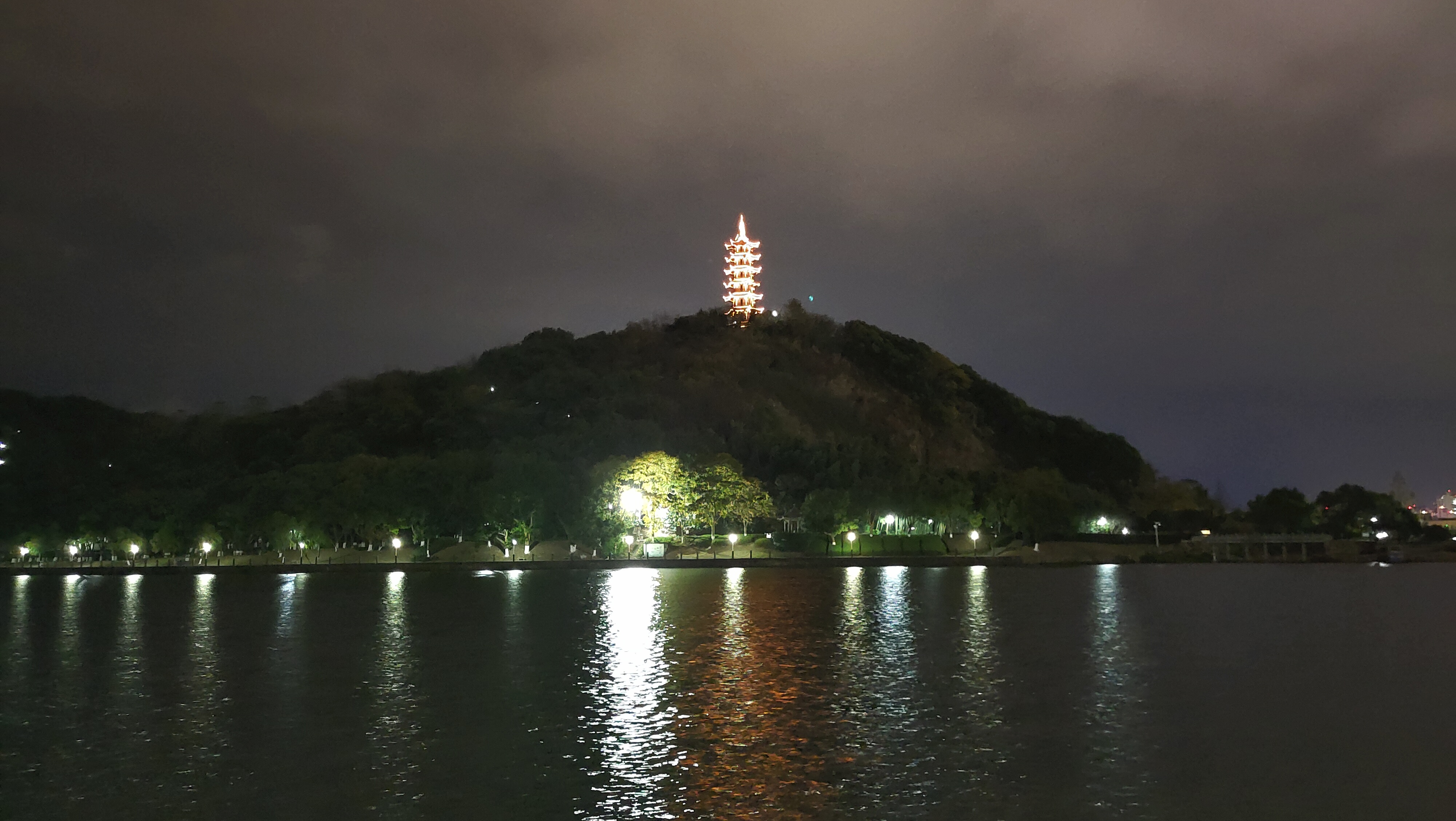 象山东谷湖文峰塔图片