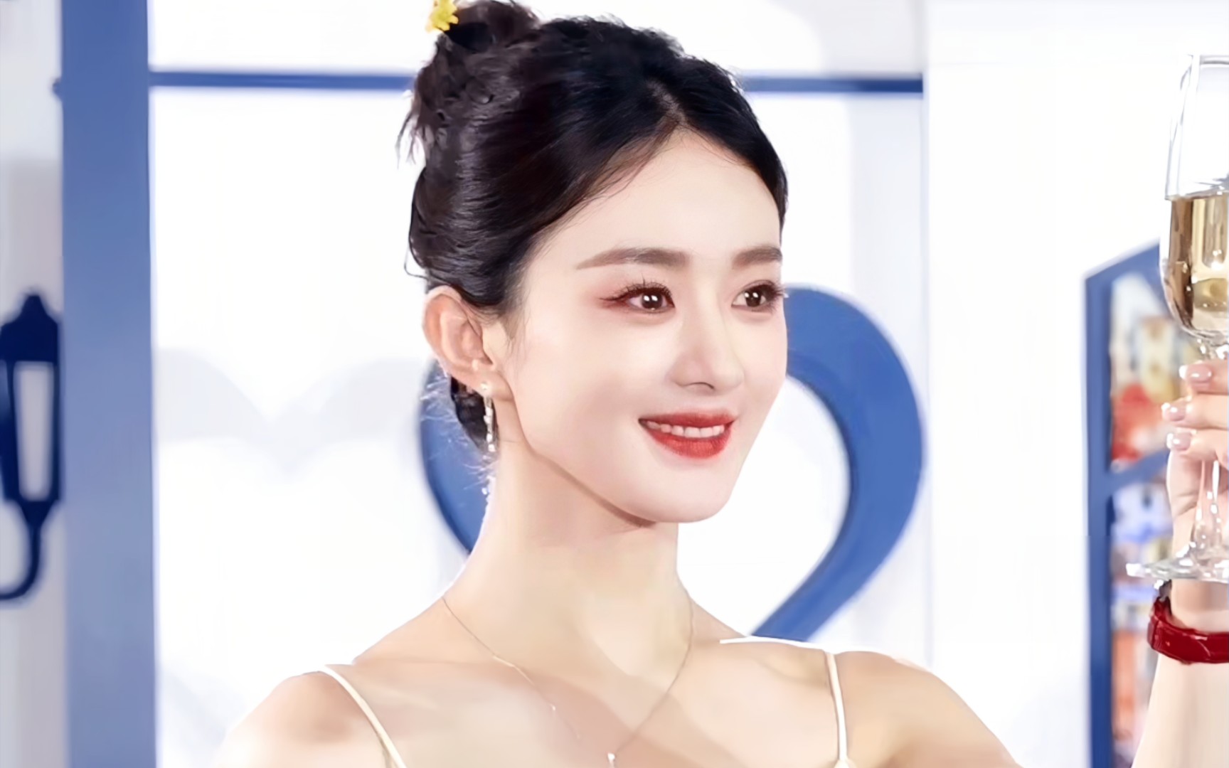 赵丽颖举杯向上的那一刻,萤火虫的眼泪也会夺眶而出吧,永远为颖宝的