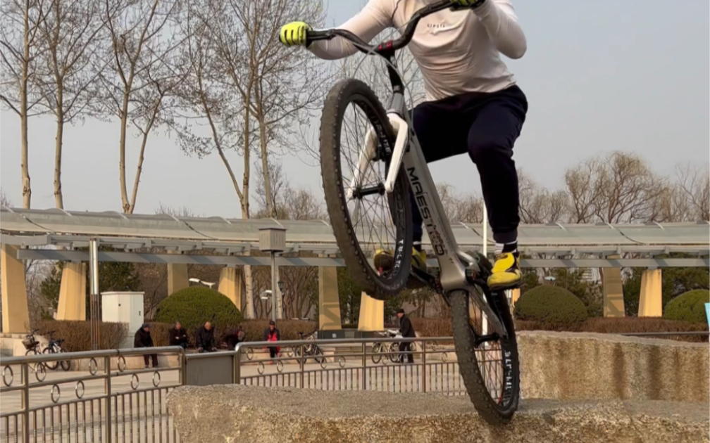 竖屏原声定焦「攀爬自行车」