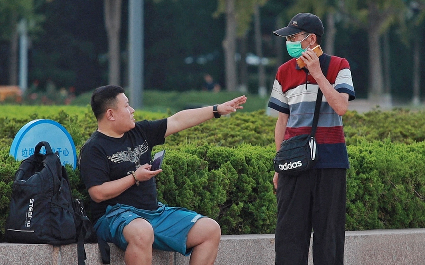 [图]“你哪凉快哪待着去”目睹老人遭遇电信诈骗，路人对着电话吼道（社会实验）