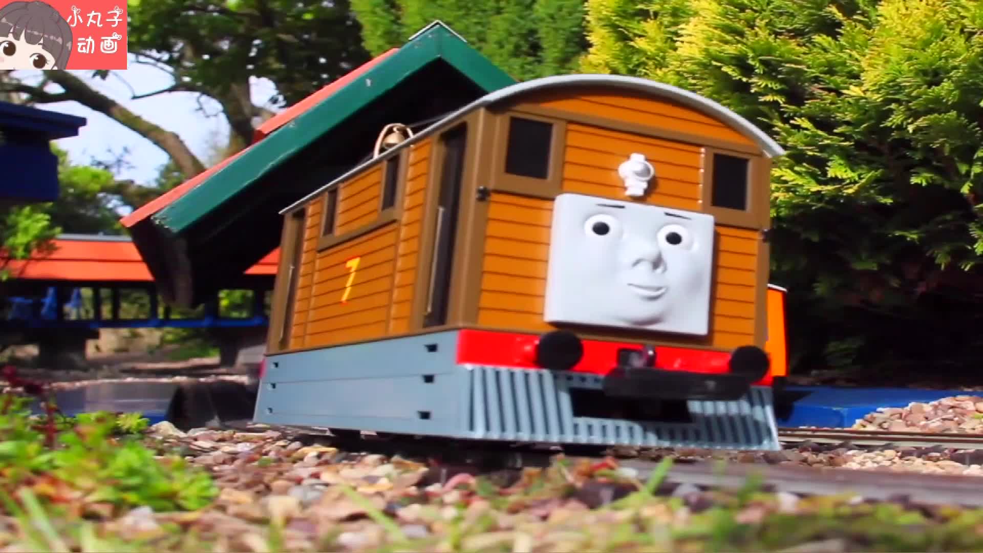 托马斯带领詹姆斯经过桥梁 飞机进入森林游玩