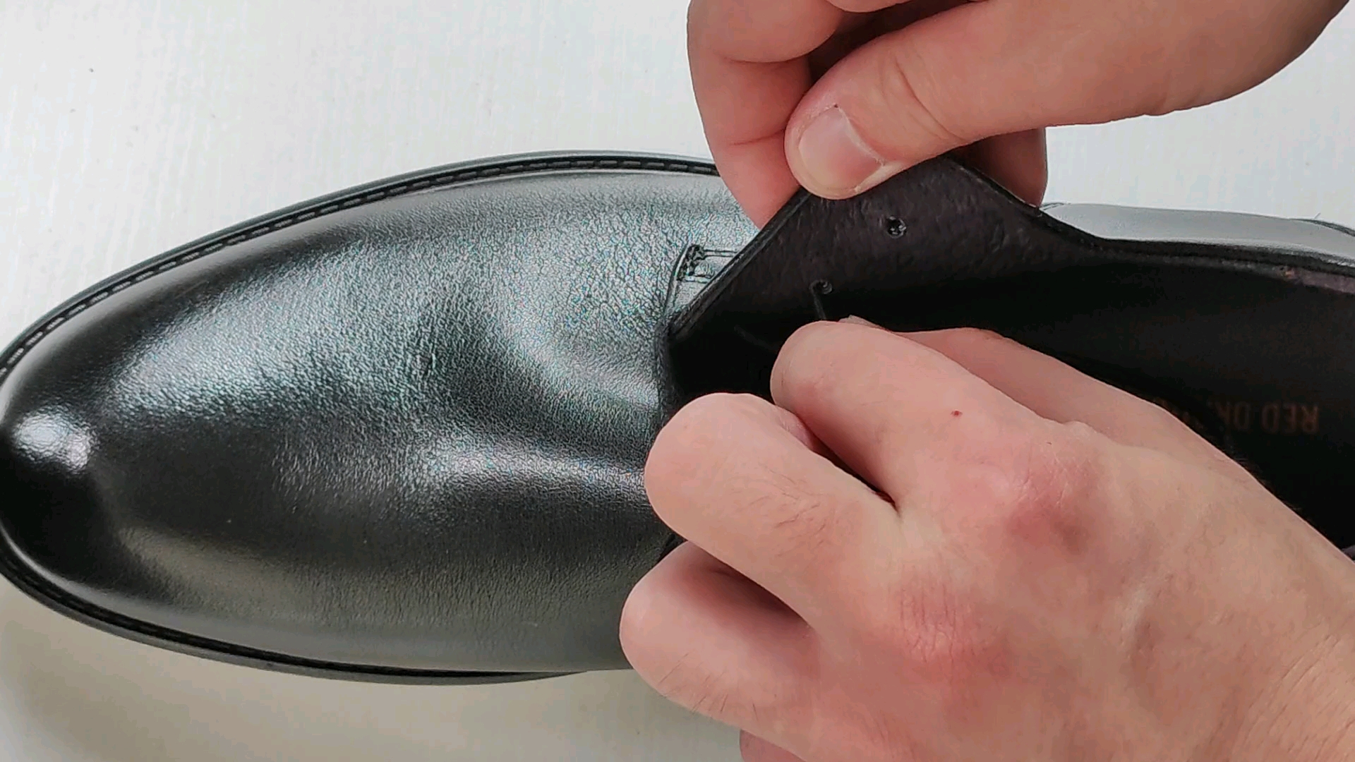 皮鞋鞋带隐藏式一字鞋穿法(三孔)