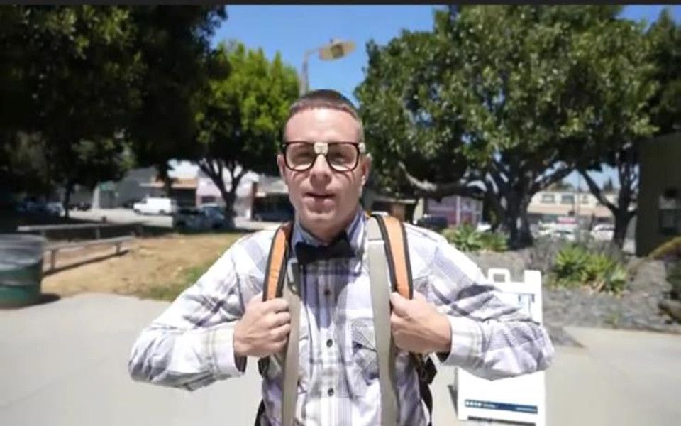 教授格雷森鲍彻伪装成书呆子打街球完虐全场