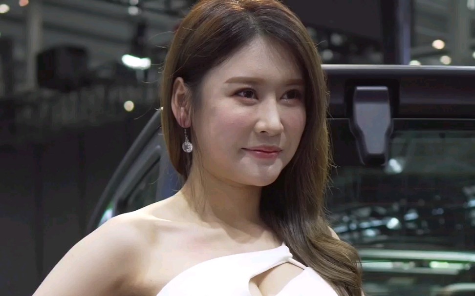 搬运2020深圳车展美女车模大长腿高跟鞋高清