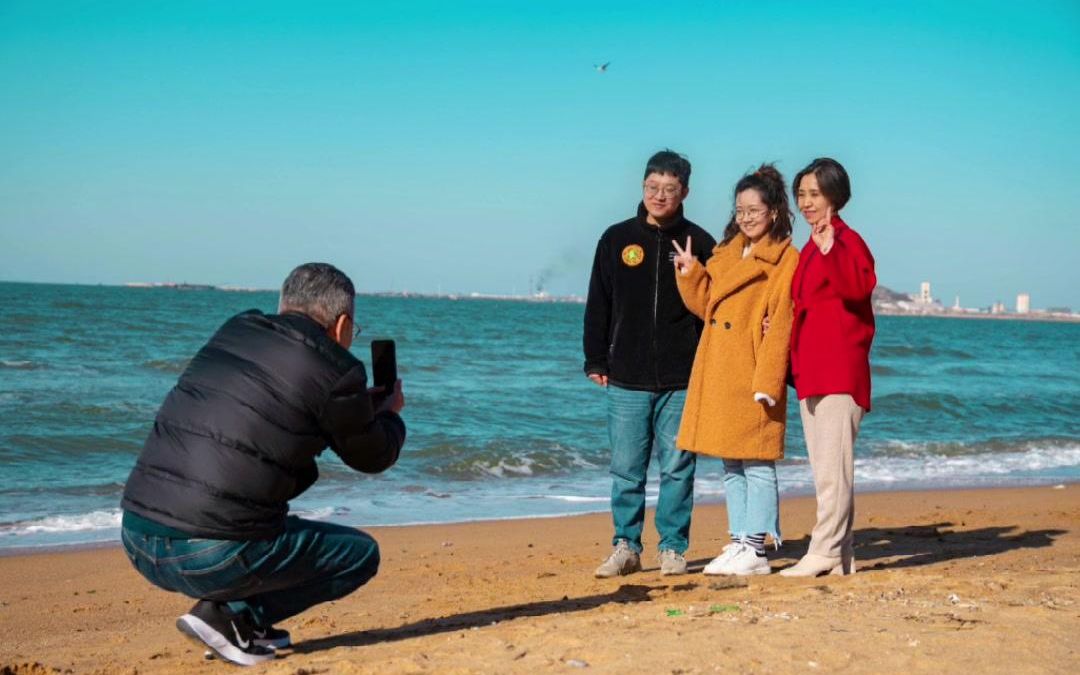 [图]在海边给陌生人拍全家福，这么幸福的一家子真的羡慕了