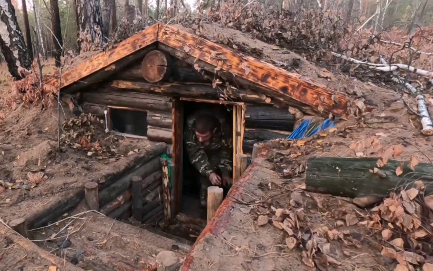野外生存挑战,地下掩体避难所,木屋安装室内露营灯,用水泥砖头砌成带