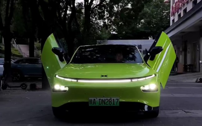 小鹏p7配上龙膜g2隐形车衣,看看这剪刀门,真是豪车的门面啊!