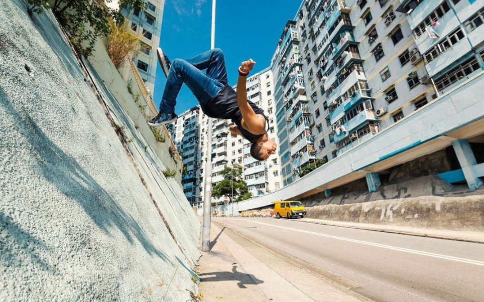 【第一人称跑酷】国外小伙子帅气跑酷,你不热血沸腾算我输!