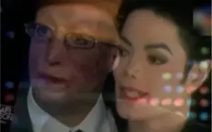 Video herunterladen: 迈克尔杰克逊可能还活着，这个人的长相和语气神似Michael Jackson