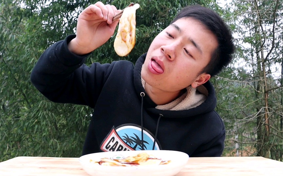 阿洪4块钱买三个糍粑,做红糖糍粑,卖相不好但好吃,软糯香甜还不腻