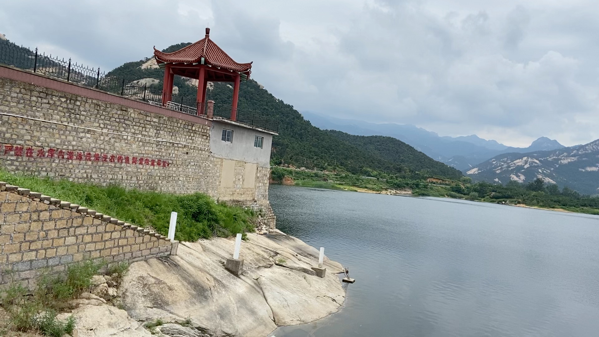 忙里偷闲,龙泉水库岸边游