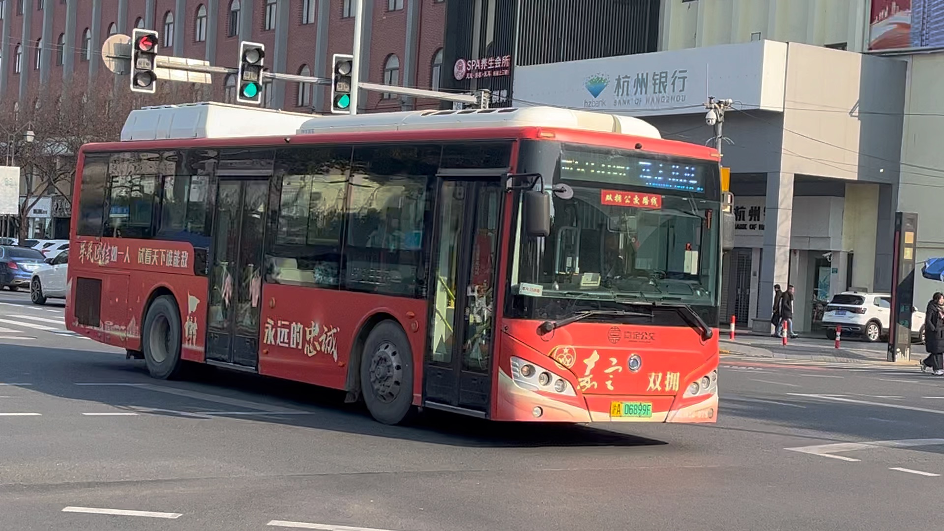 这个是我今天下午在嘉定拍的上海公交嘉定58路彩车