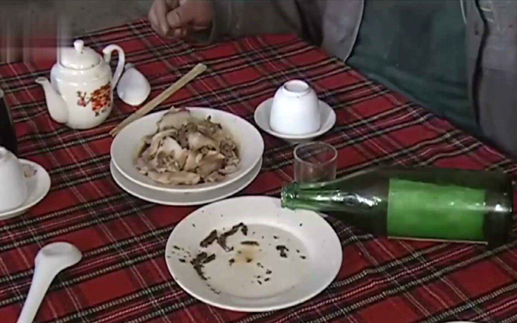 工头来饭店吃饭两盘猪头肉一盘酱牛肉白酒直接当水喝竟然还想吃白食