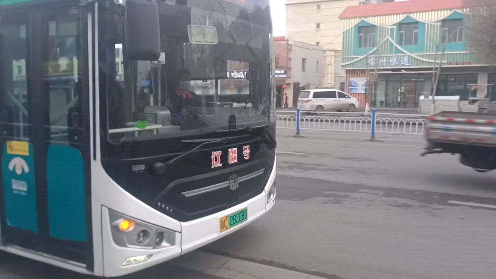 全友家居石河子公交广告42路八一路口公交四车场票价1元车型lck6108